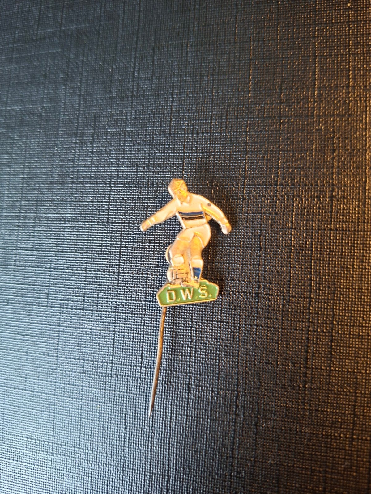 Vintage D.W.S. Voetbal Speldje - Skiër, Ophalen of Verzenden, Gebruikt, Sport, Speldje of Pin