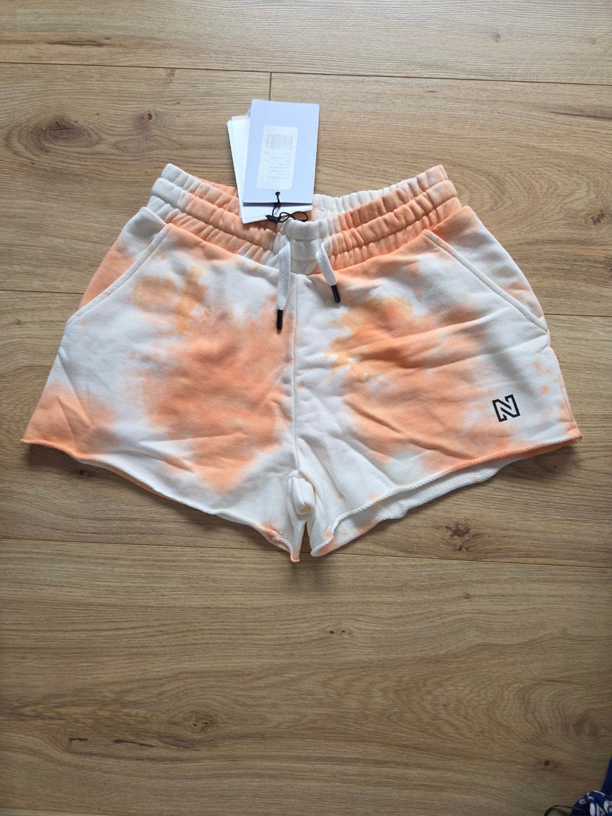 Korte broek Nikkie, maat 32. Nooit gedragen, Overige kleuren, Kort, Nieuw, Ophalen of Verzenden