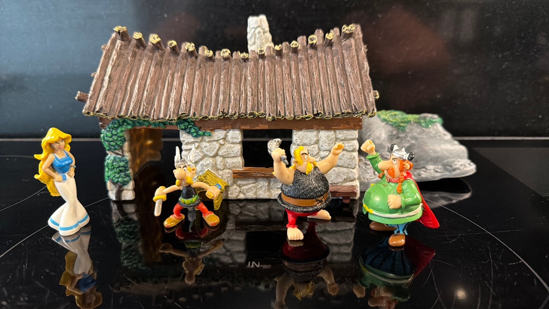 Plastoy/Papo: Huis van Asterix en Obelix met figuren, Ophalen of Verzenden, Asterix en Obelix, Zo goed als nieuw, Beeldje of Figuurtje