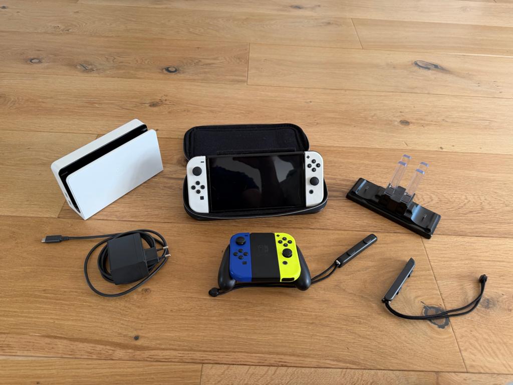 Nintendo Switch OLED met complete accessoires set, Ophalen of Verzenden, Zo goed als nieuw, Met 3 controllers of meer, Switch OLED