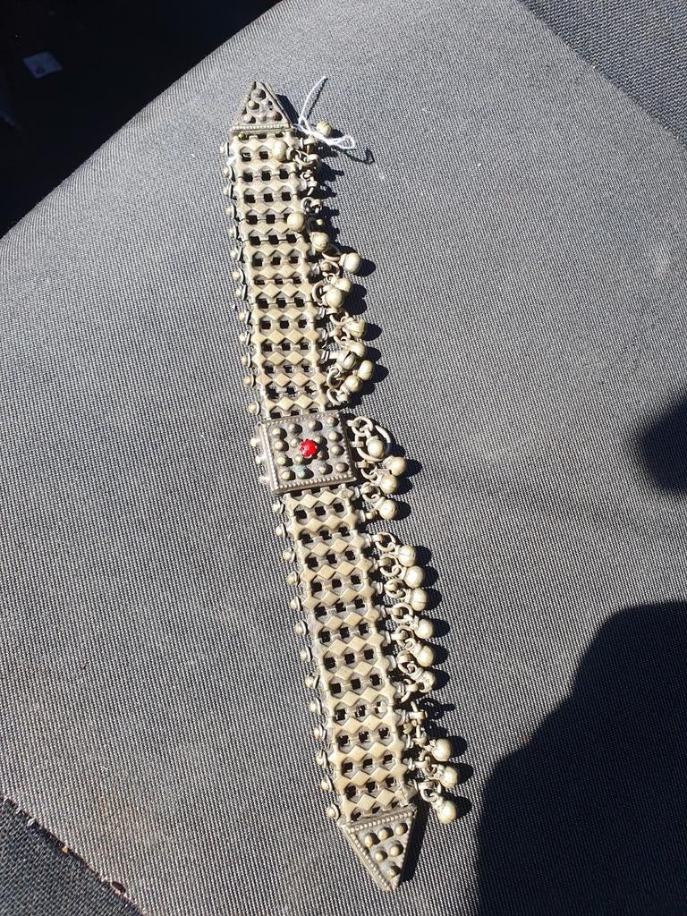 Vintage Zilverkleurige Armband met Rode Steen, Overige materialen, Ophalen of Verzenden, Zilver, Met bedels of kralen