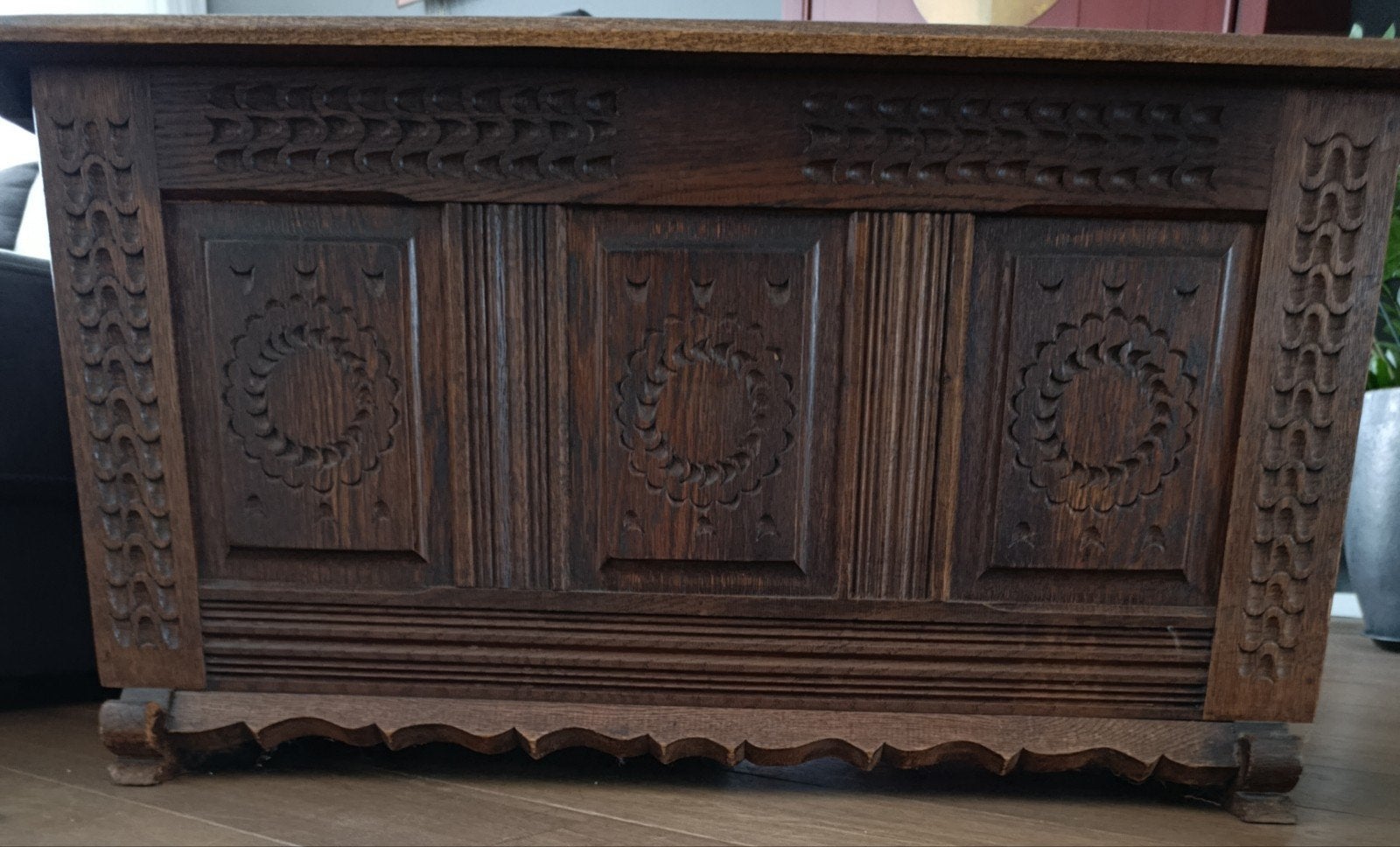 Antieke houten kist met houtsnijwerk, Ophalen