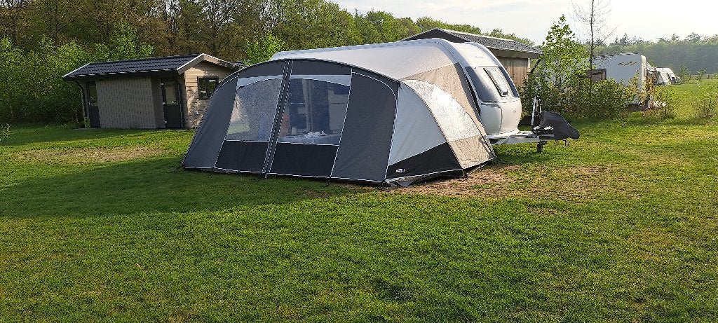 Te koop: caravan met luifel en accessoires., Ophalen, Zo goed als nieuw