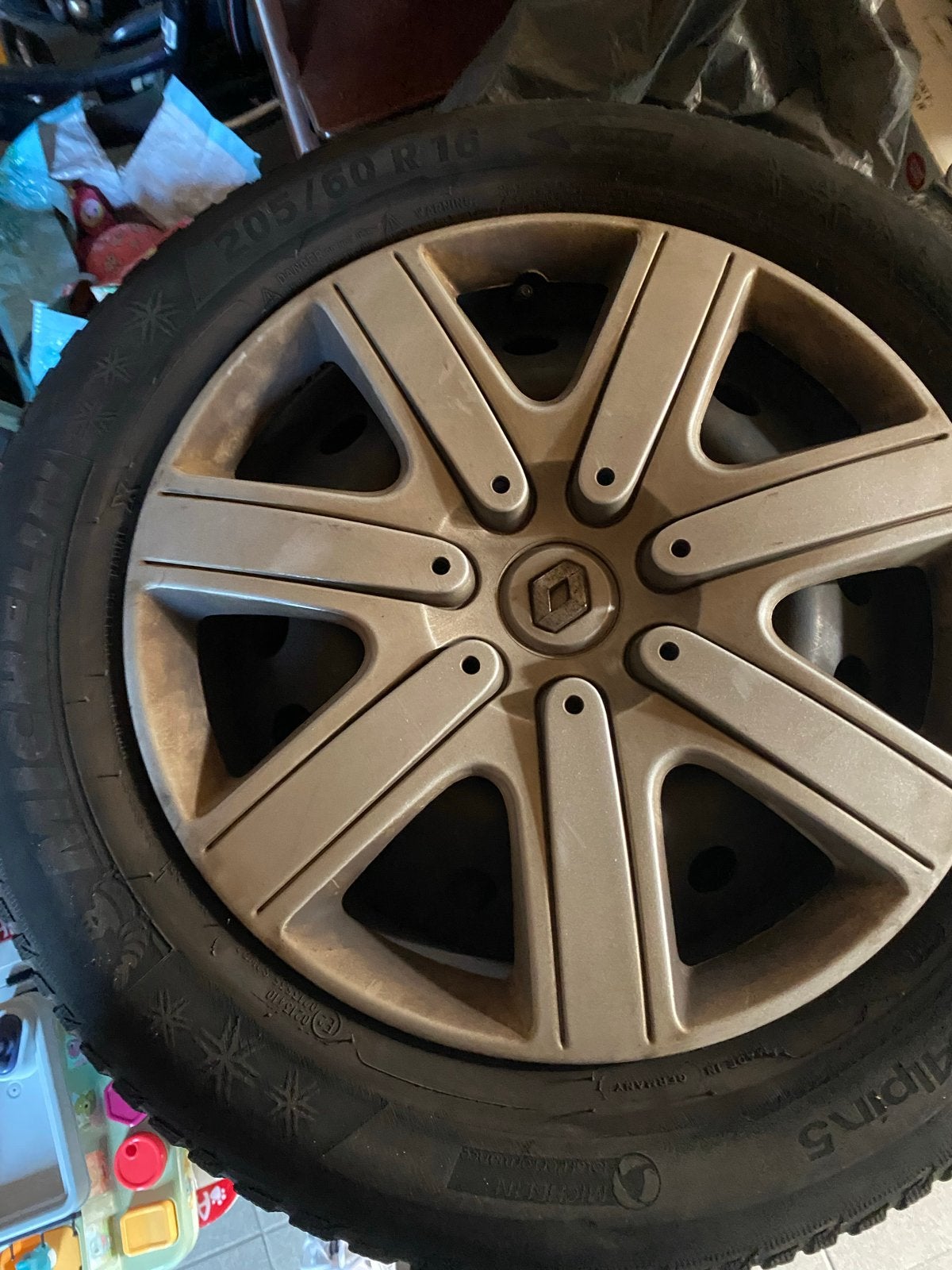 Winterbanden met velgen 205/60 R16 Renault, Ophalen, Gebruikt, 16 inch, Banden en Velgen