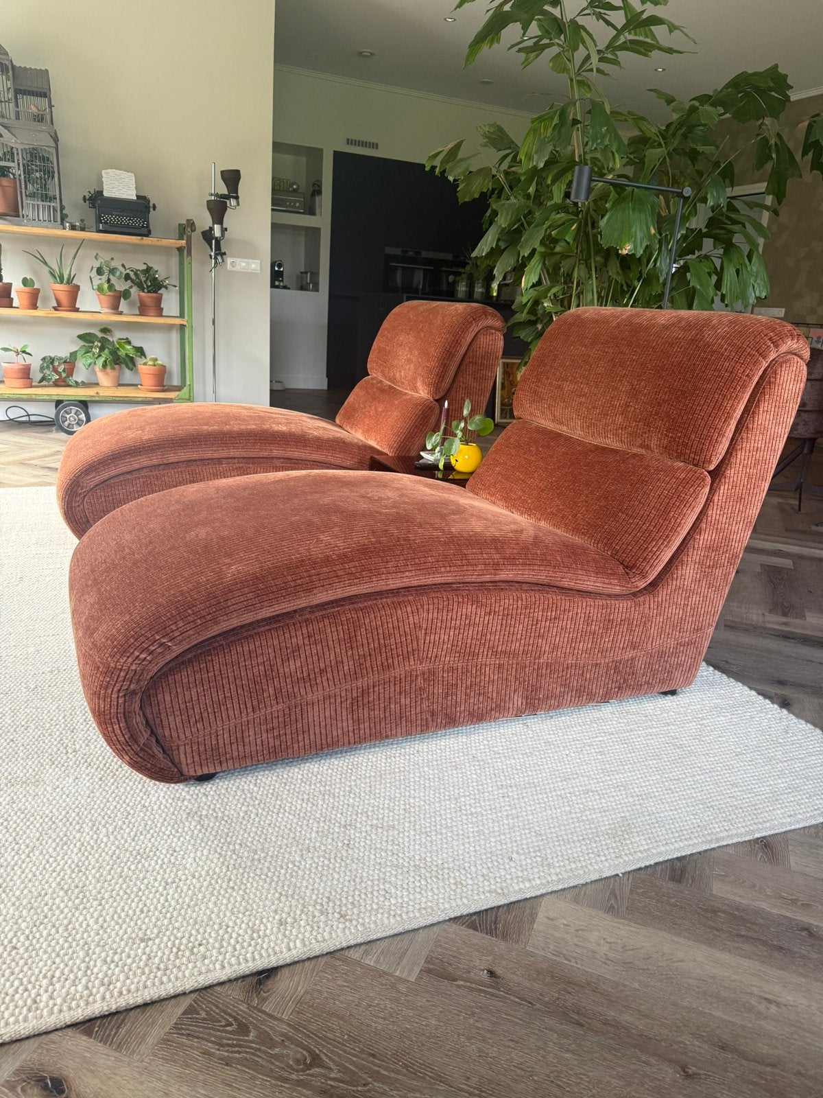 2 nieuwe design lounge banken roest/cognac ribstof, ook p/st, Huis en Inrichting, Banken | Sofa's en Chaises Longues, Zo goed als nieuw