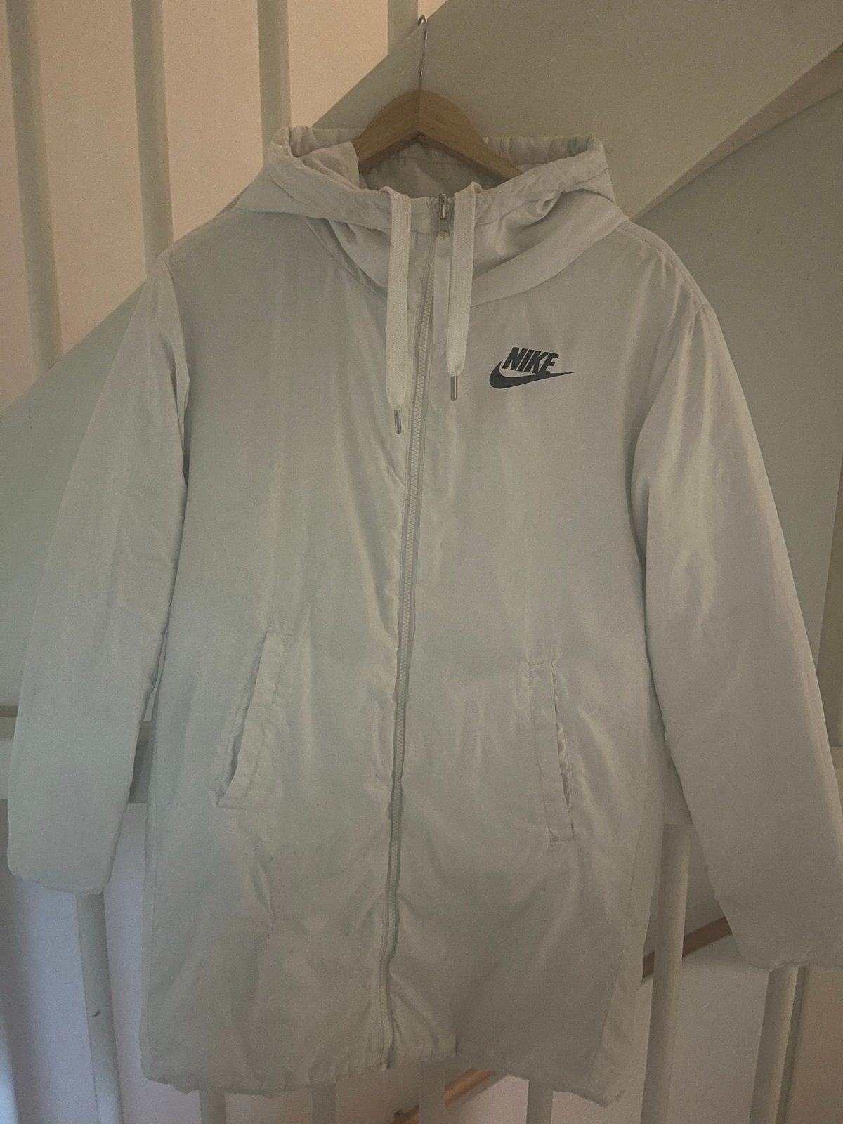Nike Witte Lange Puffer Jas - Maat M, Kleding | Dames, Jassen | Winter, Ophalen of Verzenden, Zo goed als nieuw, Maat 38/40 (M)