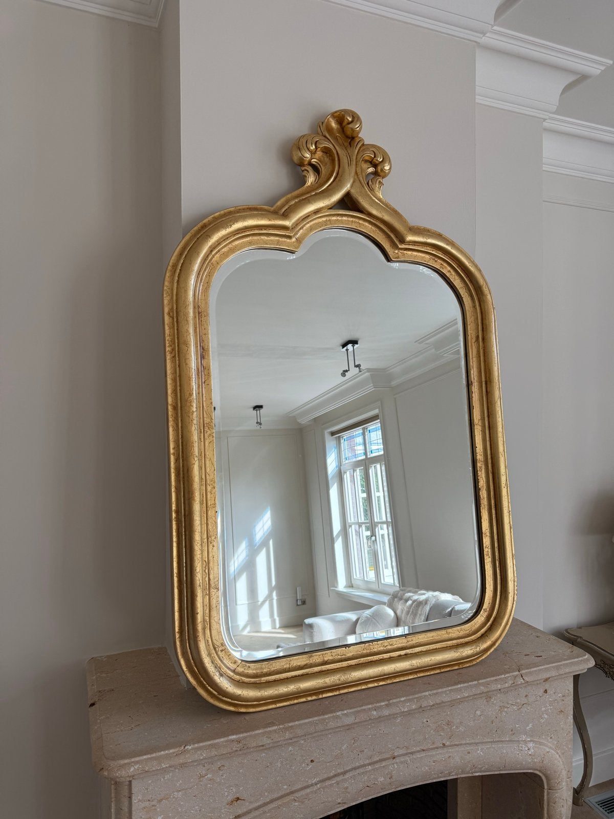 Gouden spiegel met sierlijke lijst, Ophalen, 100 tot 150 cm, Zo goed als nieuw, 75 tot 100 cm