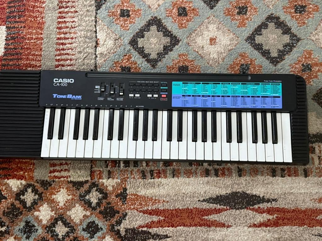 Casio CA-100 Tone Bank keyboard met adapter, werkt goed, Ophalen of Verzenden, Gebruikt, Overige aantallen, Casio