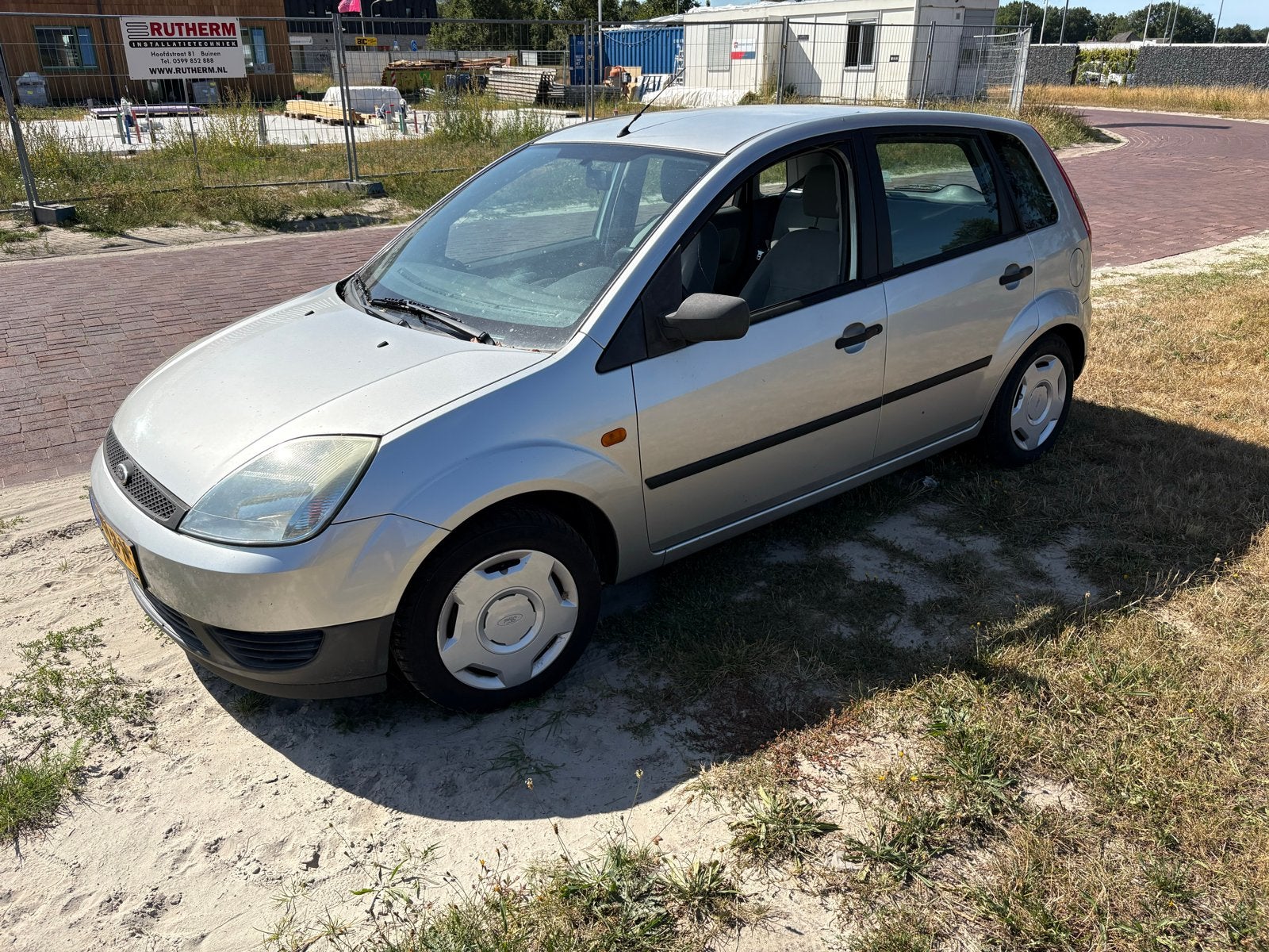 Ford Fiësta 1.3 8V 5DR 2002 goed rijdbaar maar wel lezen!, Auto's, 1299 cc, 4 cilinders, 49 €/maand, Origineel Nederlands