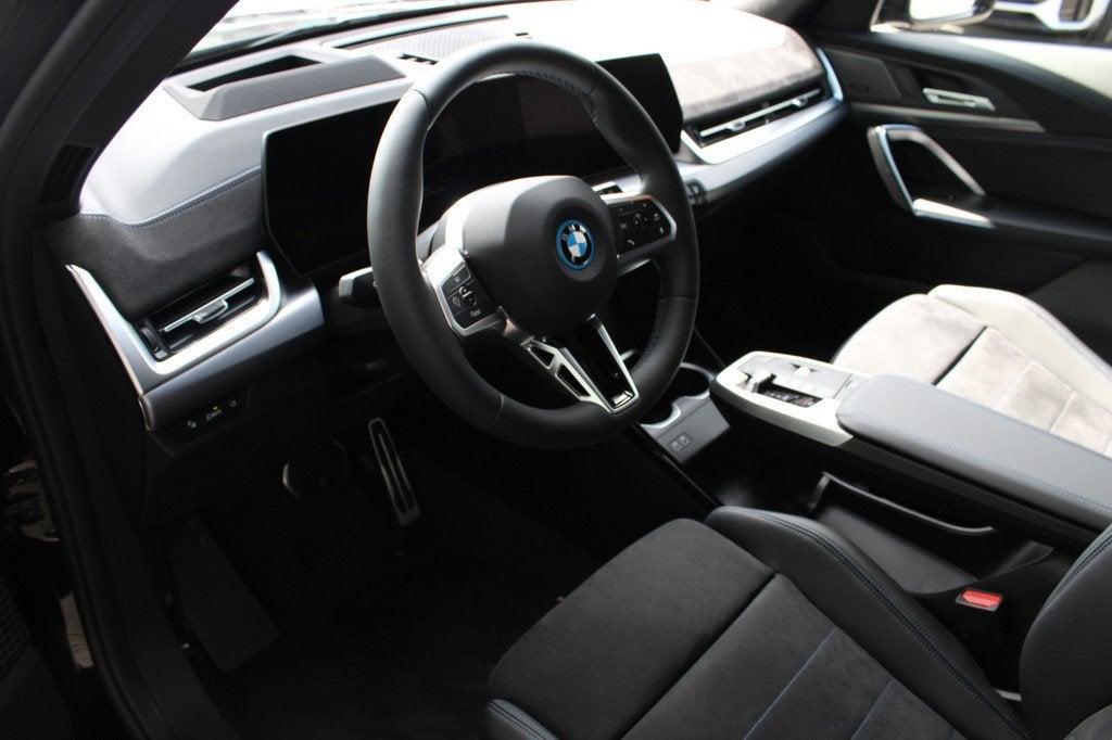 BMW iX1 eDrive20 M Sport / Trekhaak / Sportstoelen / M Adapt, Stoelverwarming, Zwart, Zwart, Nieuw