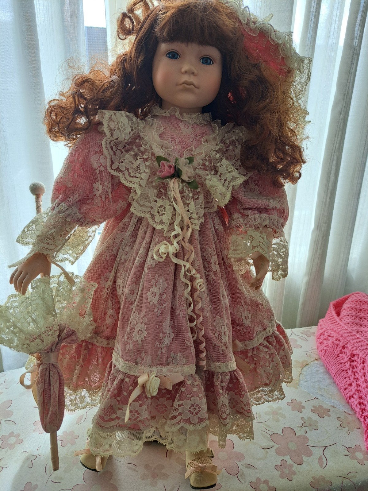 Vintage porseleinen pop met roze kanten jurk en hoed, Ophalen, Zo goed als nieuw, Overige typen