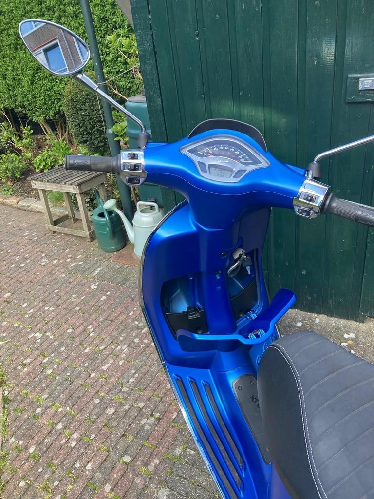 Zo goed als nieuwe vespa sprint snor blauw kenteken, Fietsen en Brommers, Scooters | Piaggio, Ophalen, Zo goed als nieuw, Benzine