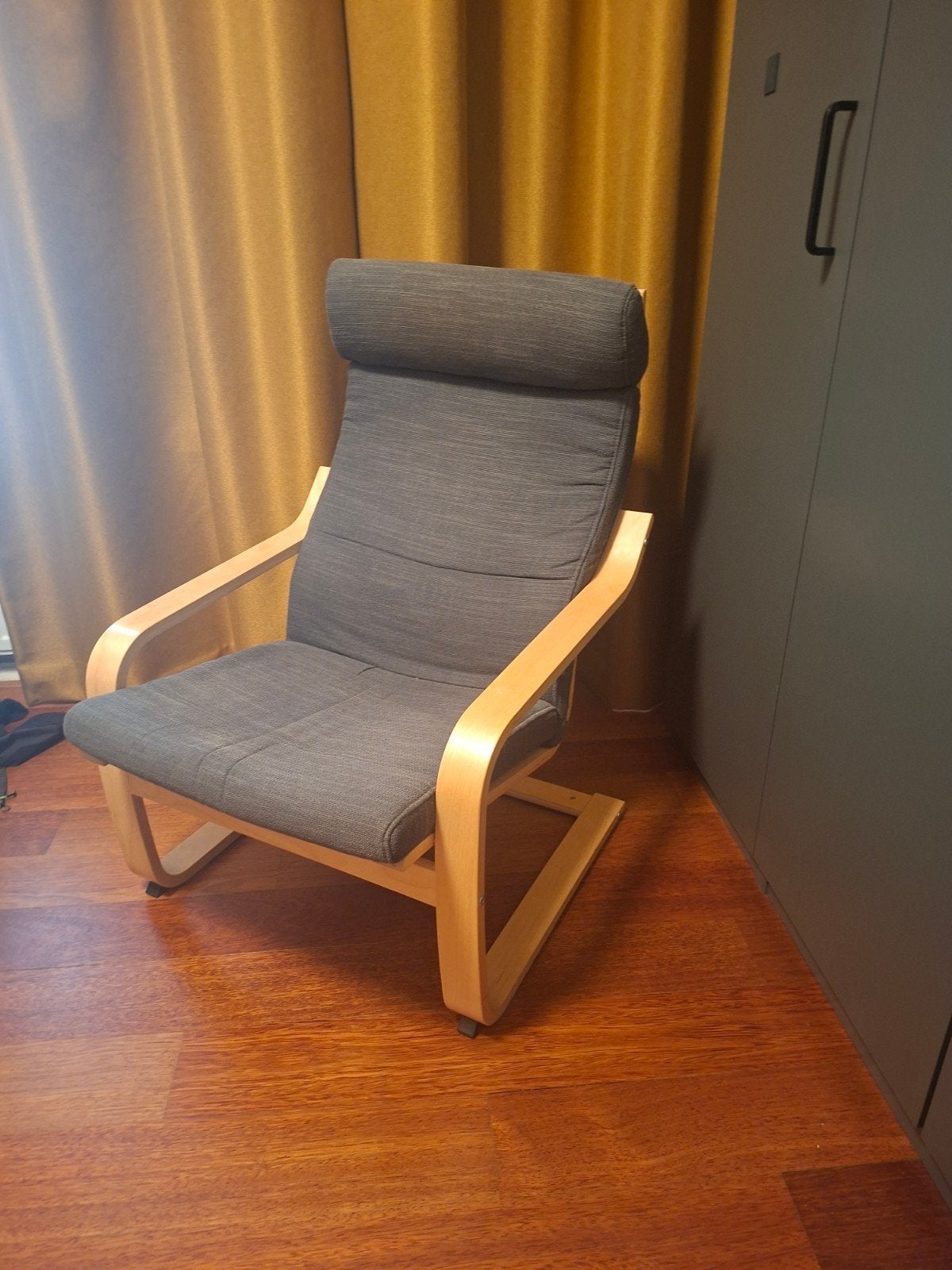 Comfortabele grijze fauteuil met houten frame, Ophalen, Modern, Comfortabel, Gebruikt, Stof