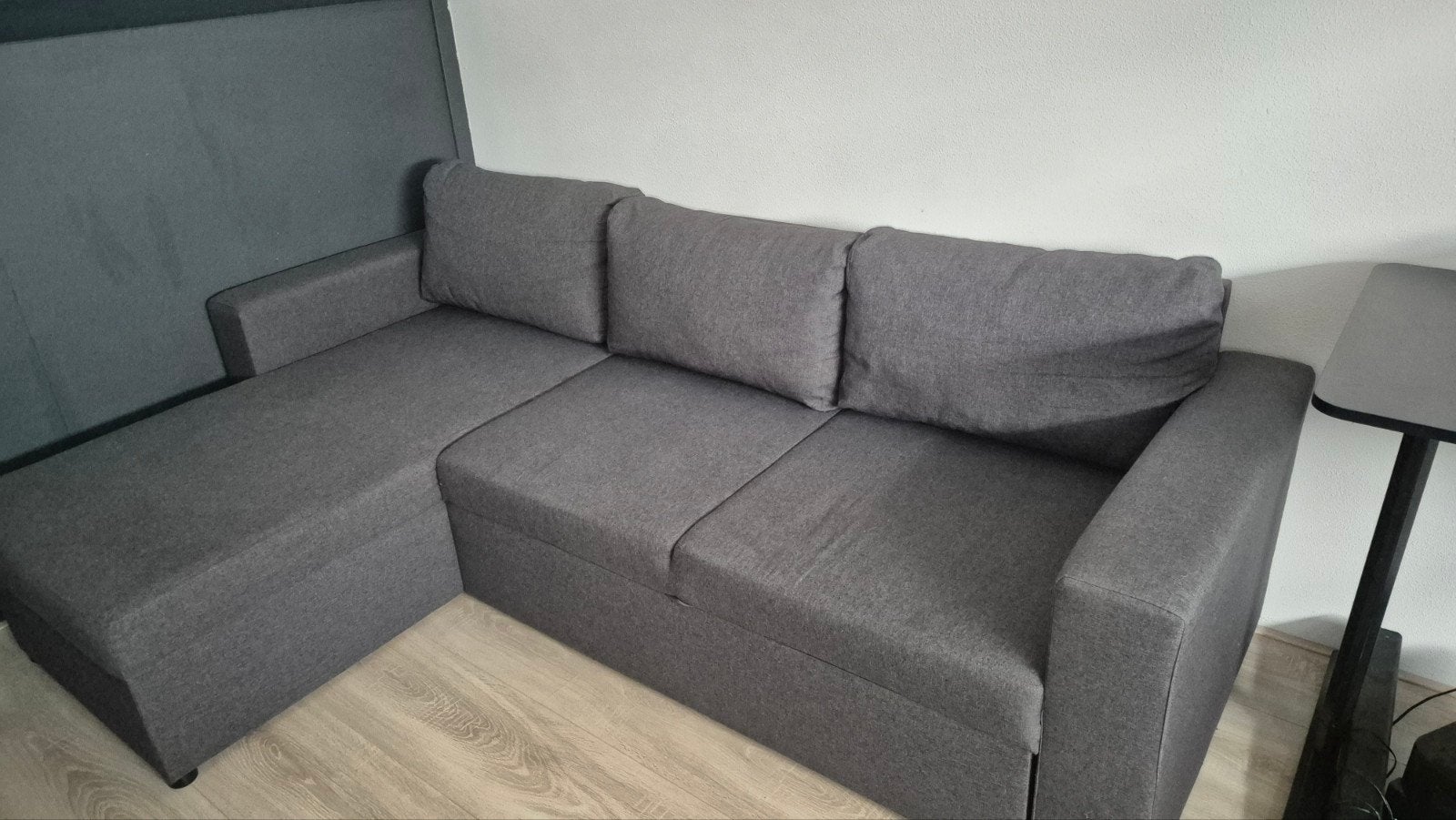 Grijze hoekbank met slaapfunctie en opbergruimte, Ophalen, Gebruikt, 125 tot 150 cm, Modern, Functioneel