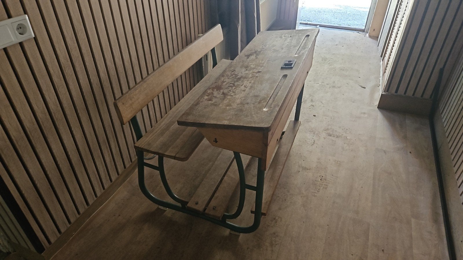 Antiek schoolbankje, Ophalen