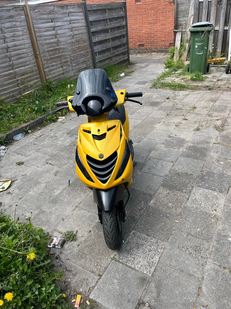 Piaggo zip 80cc - Gele Scooter, Fietsen en Brommers, Ophalen, Zo goed als nieuw, Benzine, Zip