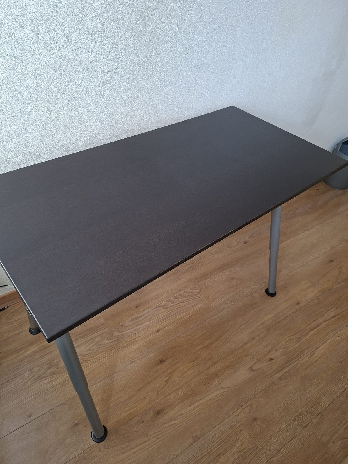 Zwarte bureau, Ophalen, In hoogte verstelbaar, Zo goed als nieuw, Zwart