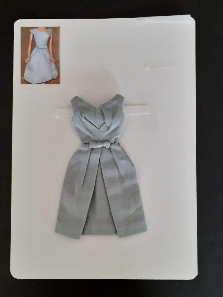 Vintage Barbie fashion  " zacht blauwe Belle Dress" (1962), Verzamelen, Verzenden, Zo goed als nieuw, Kleertjes