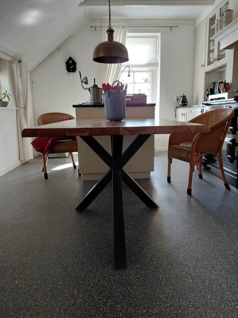 Soria boomstam eettafel acaciahout, Ophalen, 50 tot 100 cm, Zo goed als nieuw, Vijf personen of meer
