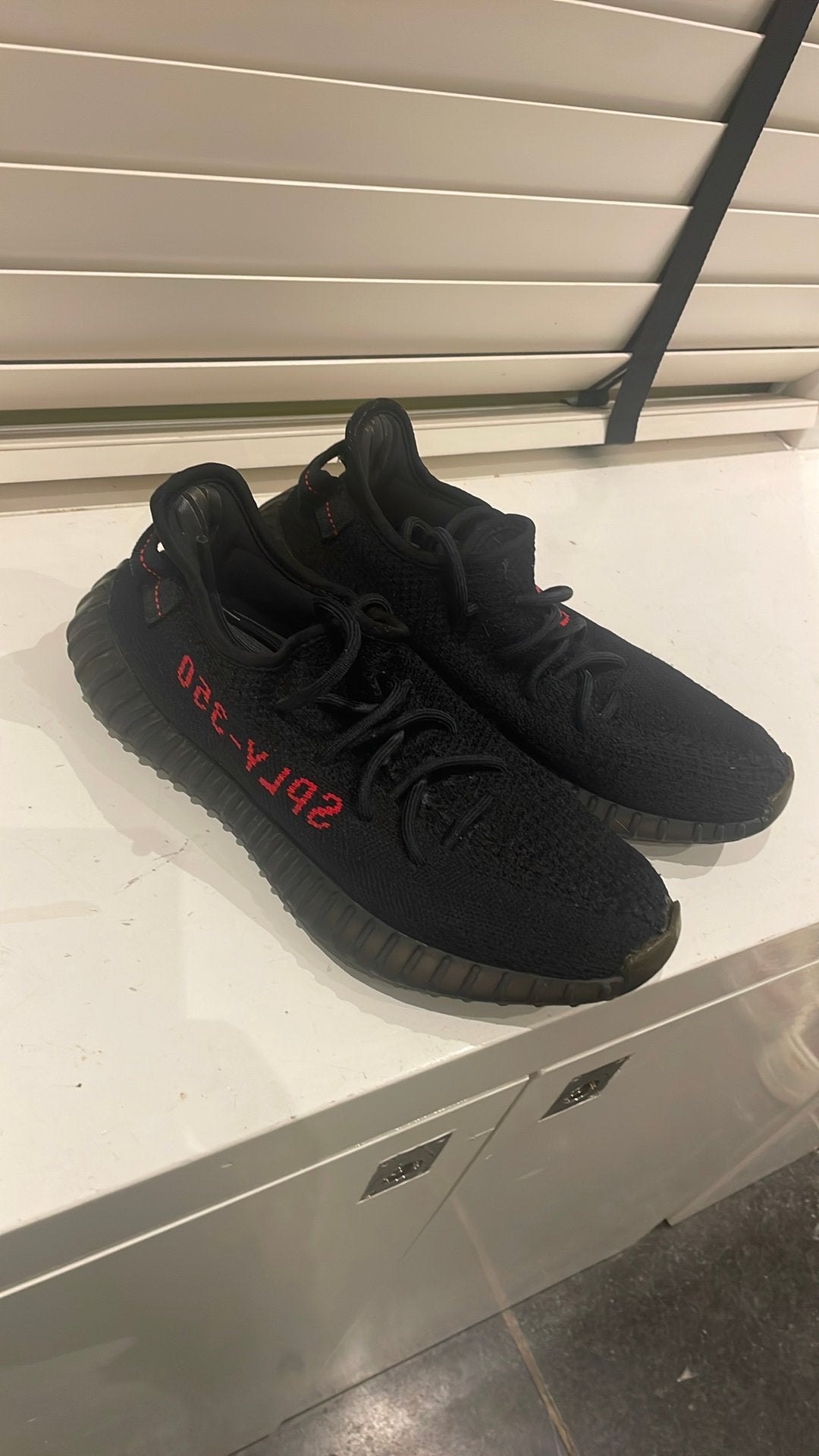 Te koop Adidas Yeezy Boost 350 V2 "Bred"maat 42, Ophalen of Verzenden, Zo goed als nieuw, Zwart