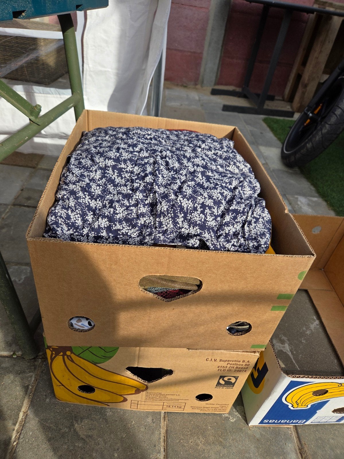 Bananendoos vol kleding - diverse maten, netjes, Ophalen, Gedragen