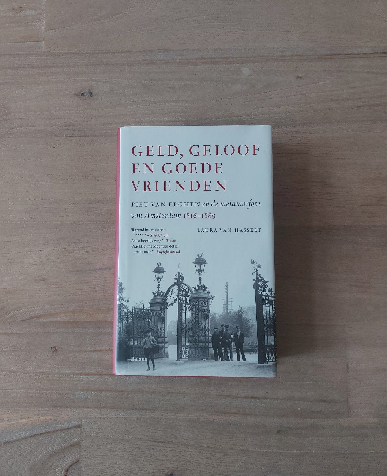 Laura van Hasselt - Geld, geloof en goede vrienden, Ophalen of Verzenden, Gelezen