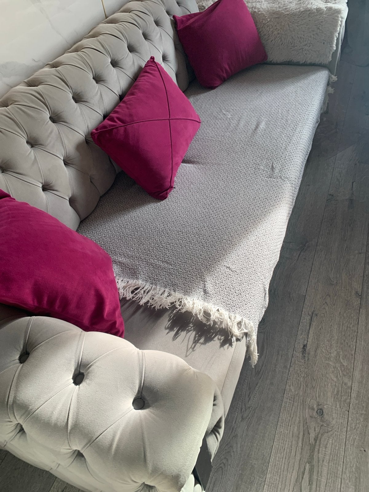 Stijlvolle Chesterfield bank - Grijs/Fuchsia, Driepersoons, 75 tot 100 cm, Ophalen of Verzenden, Zo goed als nieuw