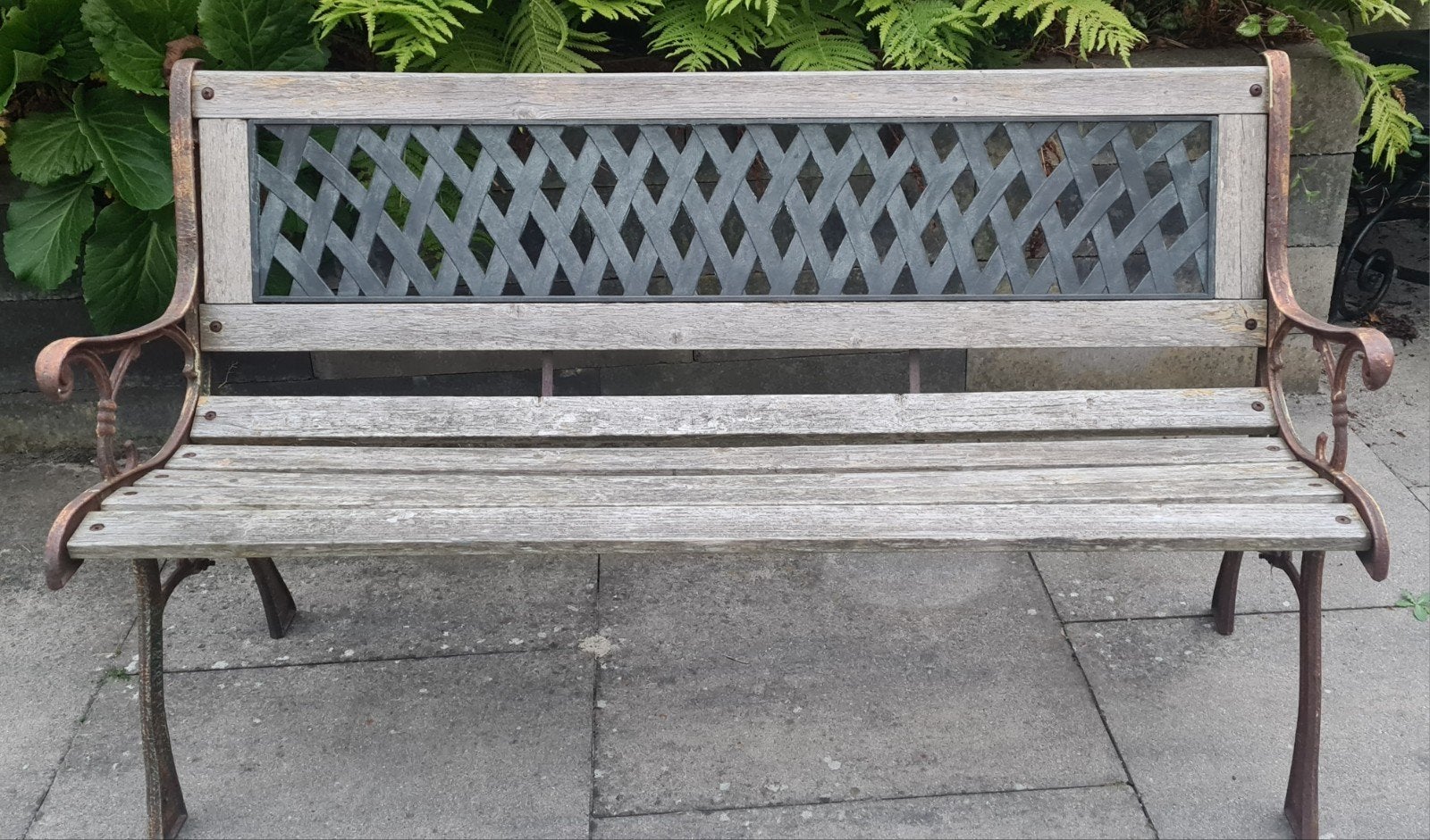 Klassiek houten tuinbank met gietijzeren frame., Tuin en Terras, Ophalen, Gebruikt, Overige materialen, 2 zitplaatsen