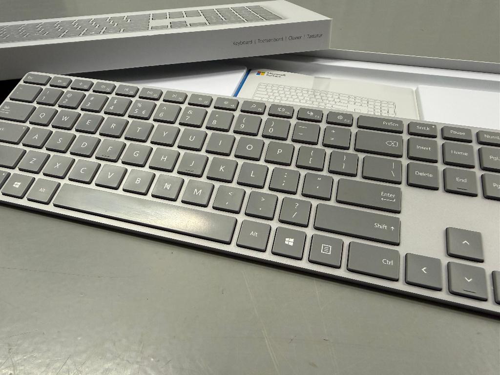 Microsoft Surface Keyboard Originele verpakking Grijs, Computers en Software, Toetsenborden, Zo goed als nieuw, Qwerty, Draadloos