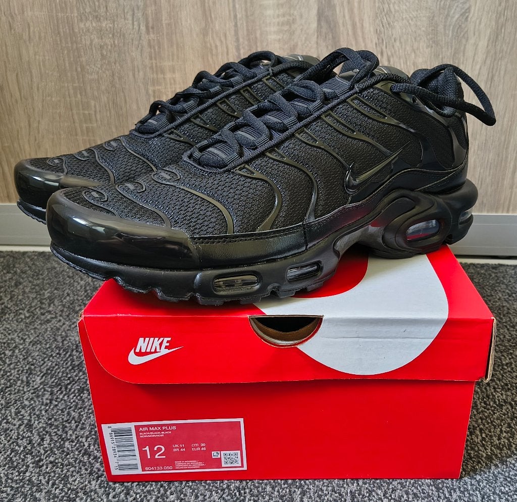 Nike Air Max Plus (Tuned 1, triple black & maat 46), Zwart, Nike, Nieuw, Ophalen of Verzenden
