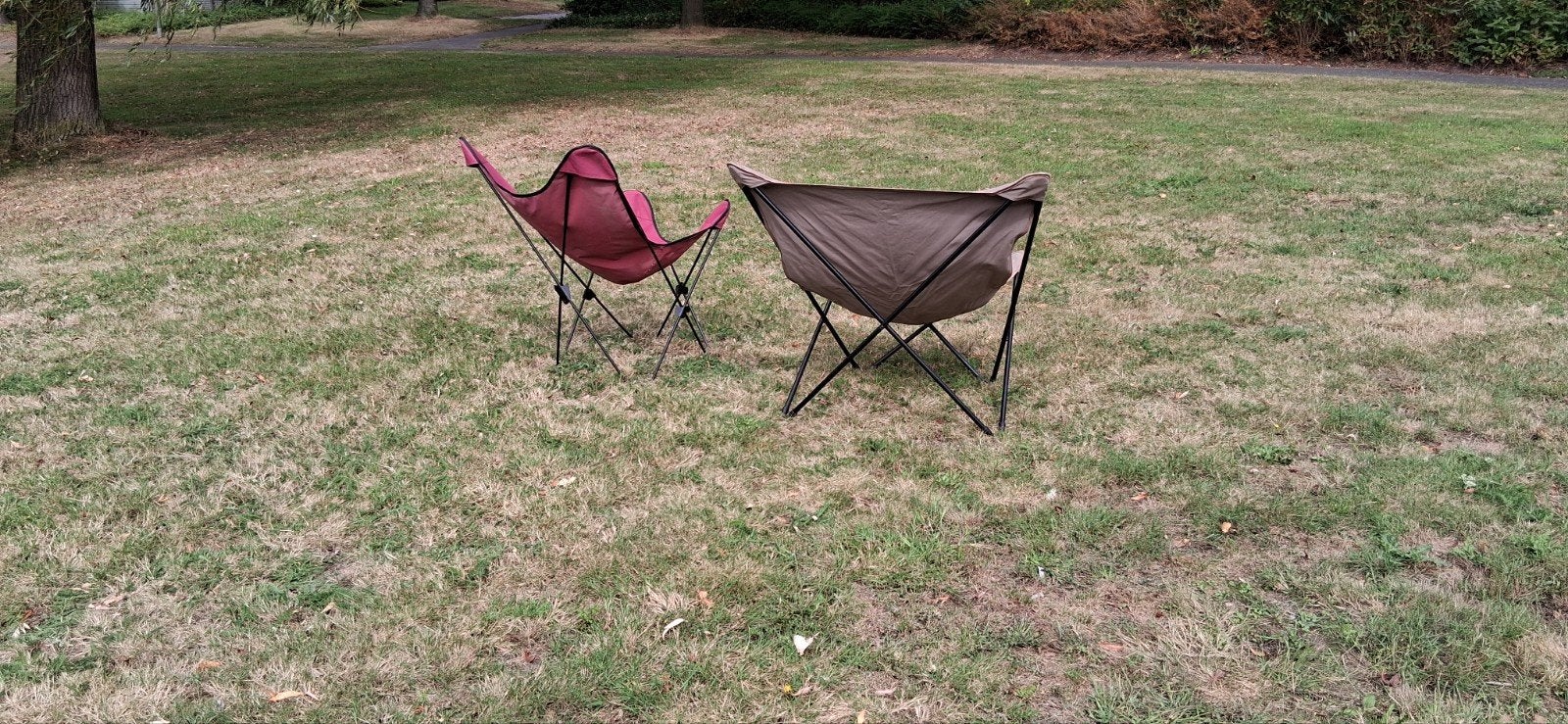 Twee vlinderstoelen: Lafuma Mobilier en onbekend merk, Tuin en Terras, Ophalen, Gebruikt, Metaal, Inklapbaar