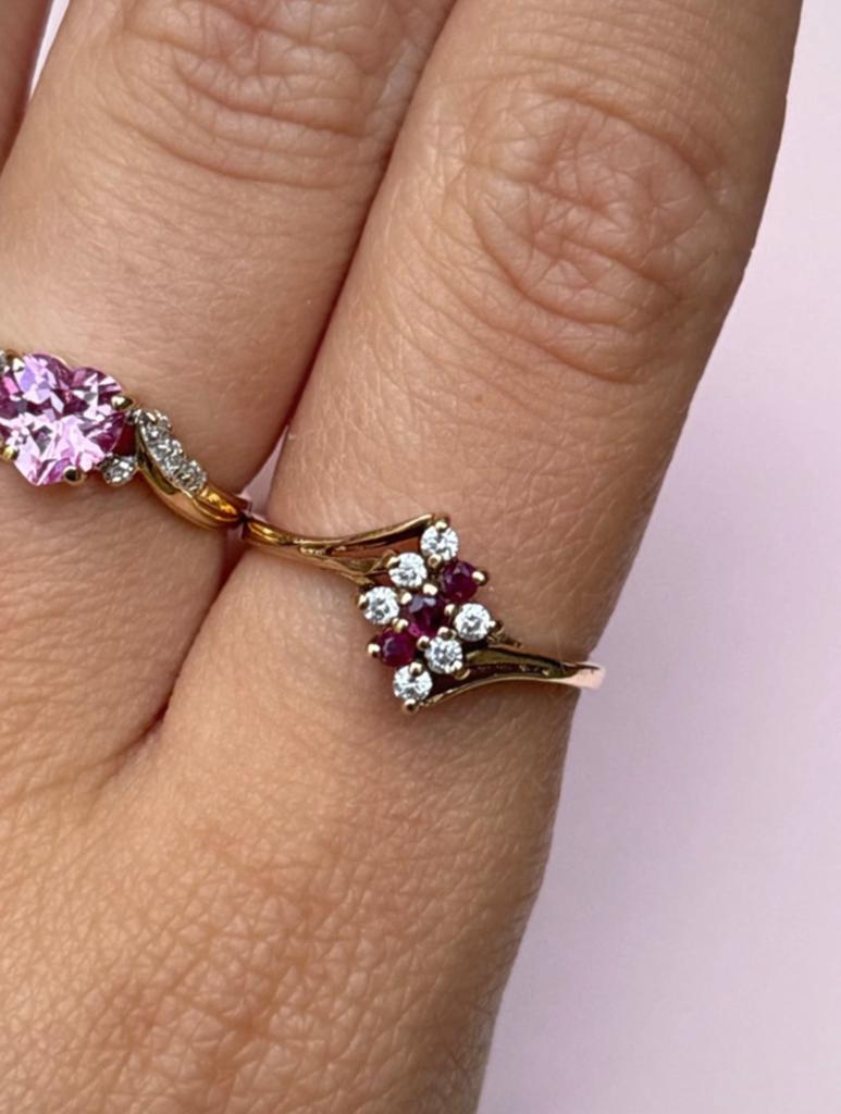 Vintage 9 karaat gouden ring met robijn en diamanten, Met edelsteen, Ophalen of Verzenden, Zo goed als nieuw, 17 tot 18