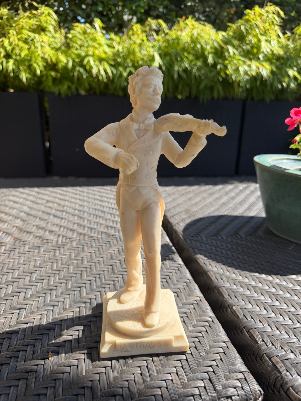 Beeldje J. Strauss met viool - Crèmekleurig, Antiek en Kunst, Minder dan 20 cm, Verzenden, Kunststof, Gemerkt