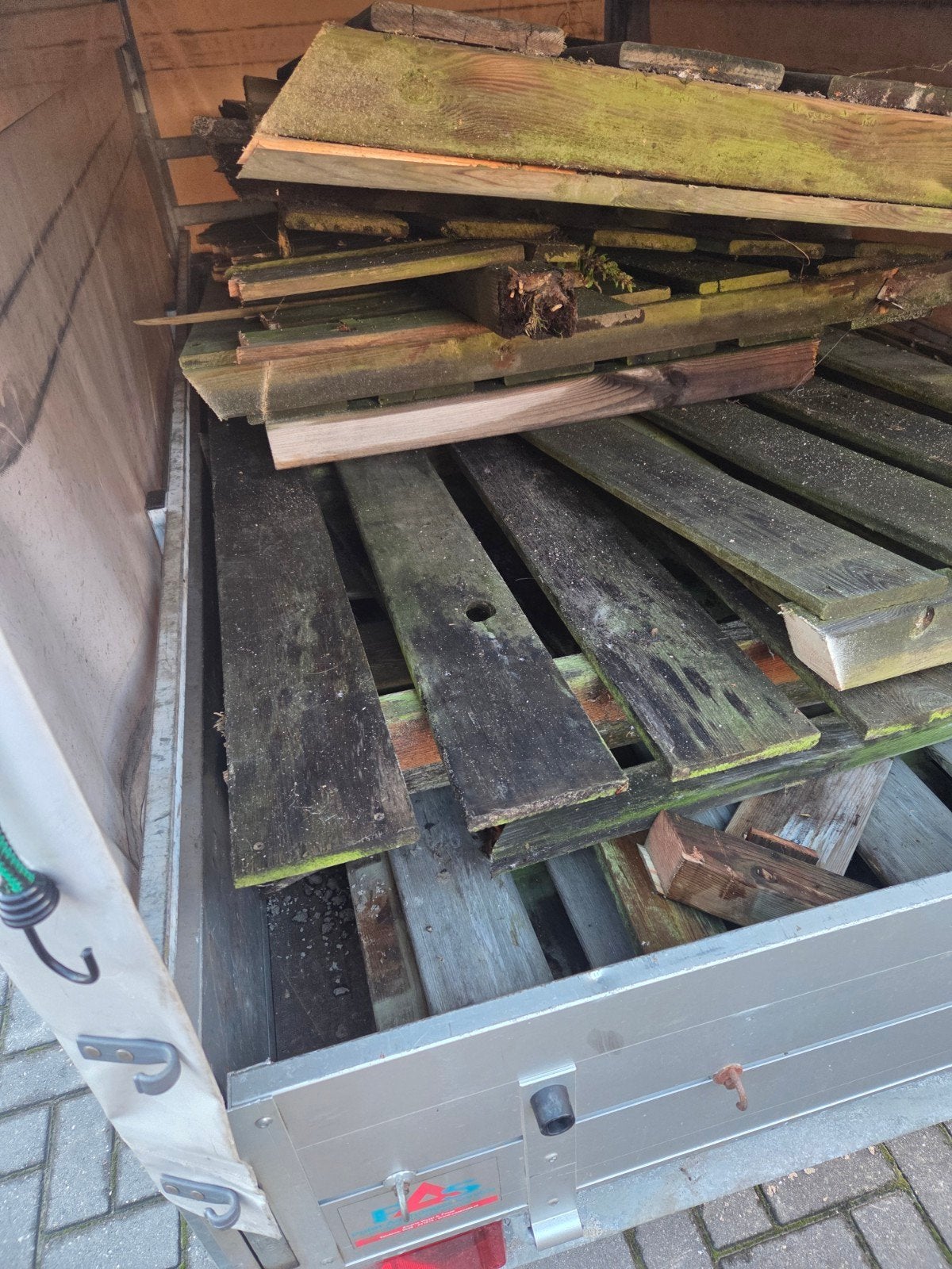 Gratis brandhout: Oude schutting planken, Minder dan 3 m³, Ophalen