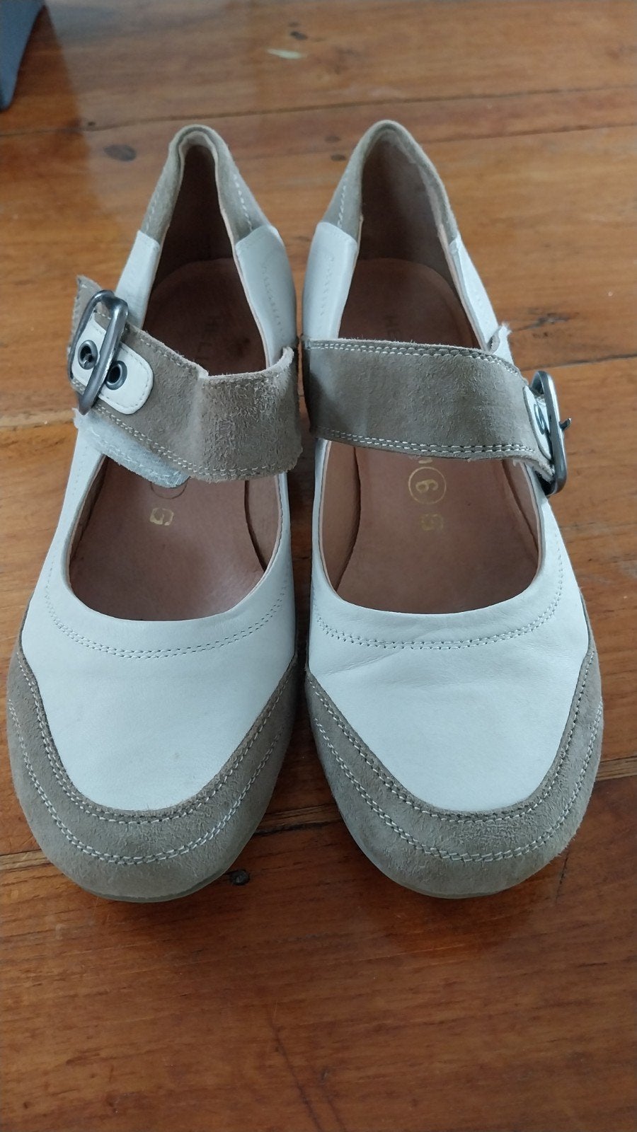 Helioform schoenen met klein hakje. Wit/bruin. Maat 6 (39) G, Schoenen met lage hakken, Wit, Ophalen of Verzenden, Zo goed als nieuw
