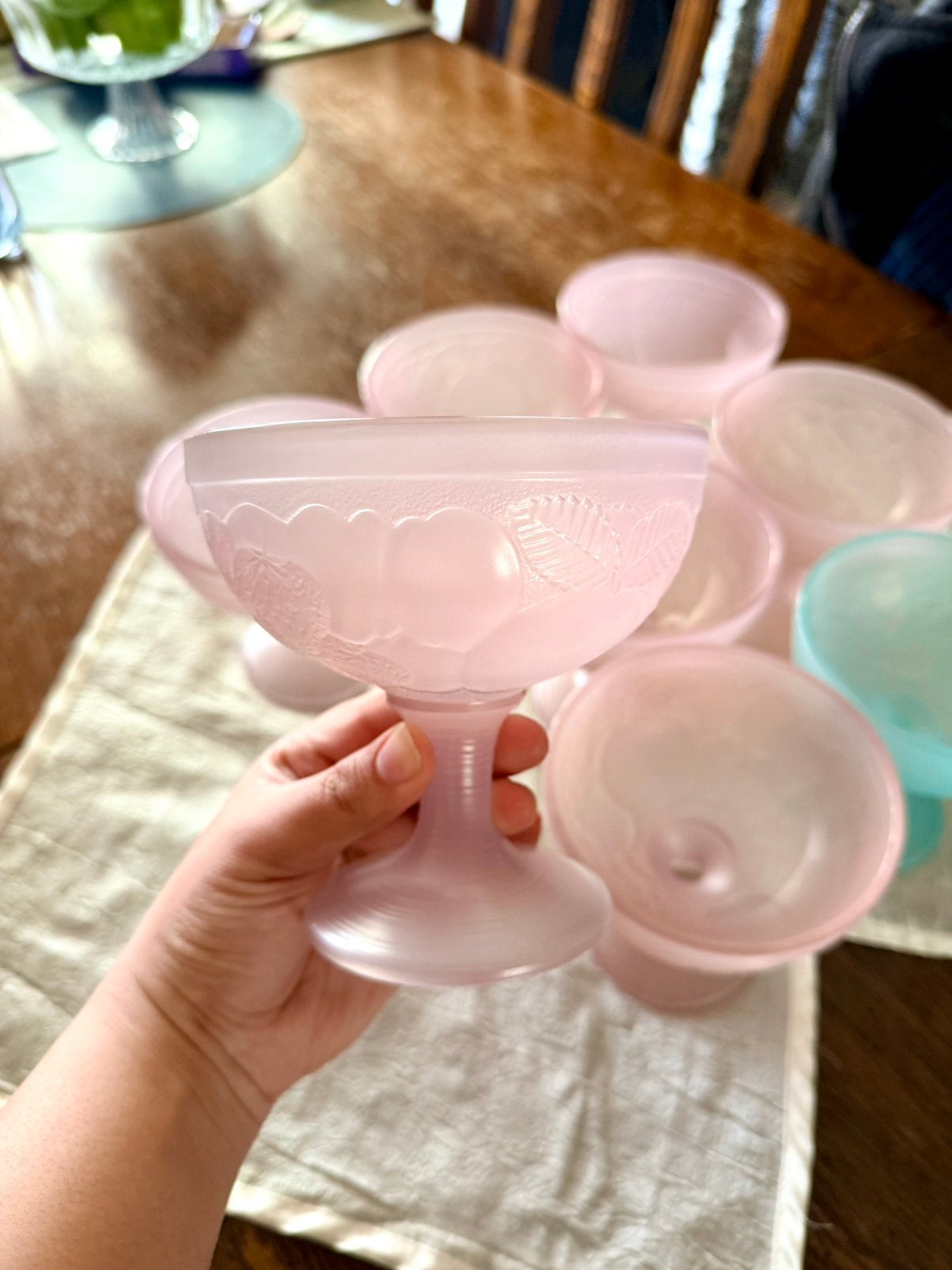 Set van 8 Stevige Glazen op Voet/ Coupes (7x Roze, 1x Blauw), Ophalen of Verzenden, Zo goed als nieuw