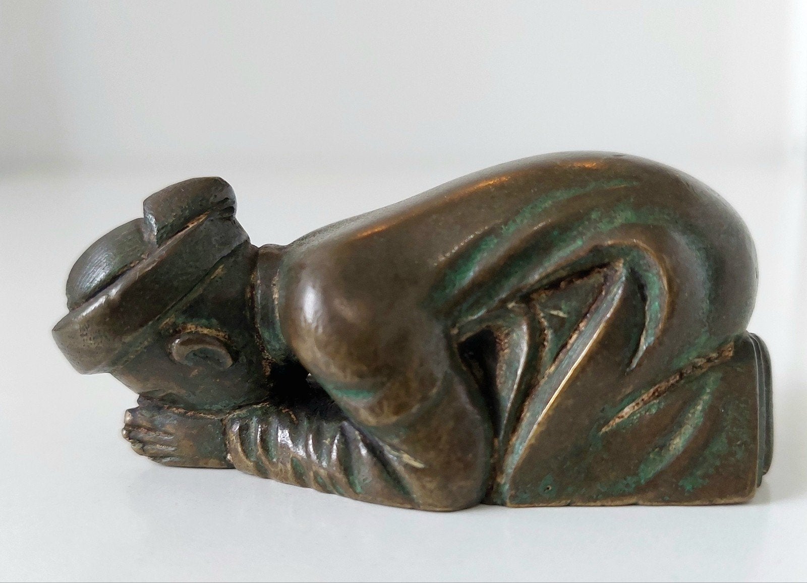 Oud bronzen beeldje van een aziatische man in gebedshouding., Ophalen of Verzenden