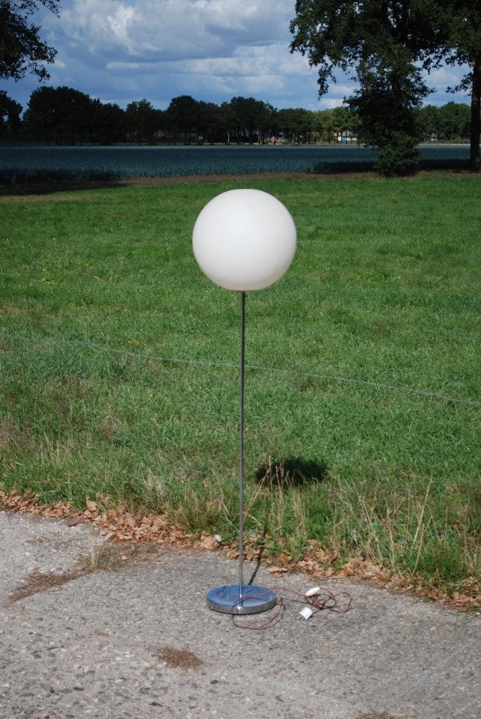 Vintage Vloerlamp met Witte Bol en Chrome Voet, Ophalen, Gebruikt, 100 tot 150 cm, Vintage