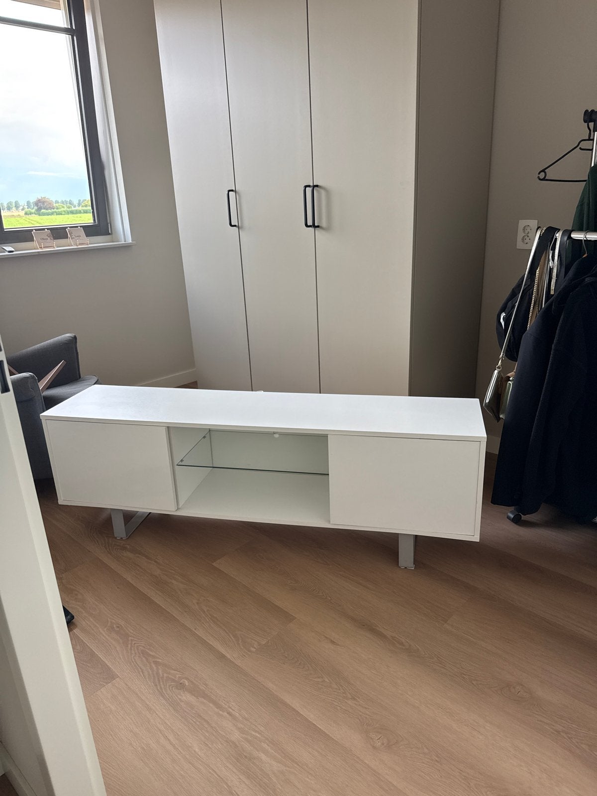 Modern Wit TV Meubel met Glazen Plank, Ophalen, 150 tot 200 cm, Zo goed als nieuw, Minder dan 100 cm