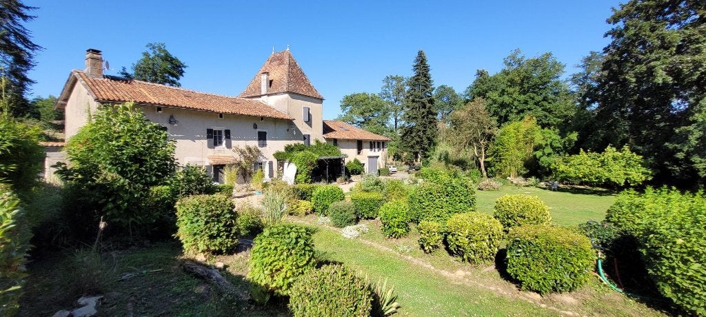 Landhuis "Le Montizon" in de Limousin, grens Dordogne, 10 kamers, Montbron, Frankrijk, Woonhuis