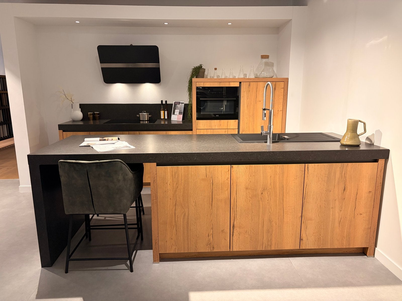 Moderne keuken met eiland en houtlook fronten, Huis en Inrichting, Ophalen, Overige kleuren, Overige typen, Zo goed als nieuw