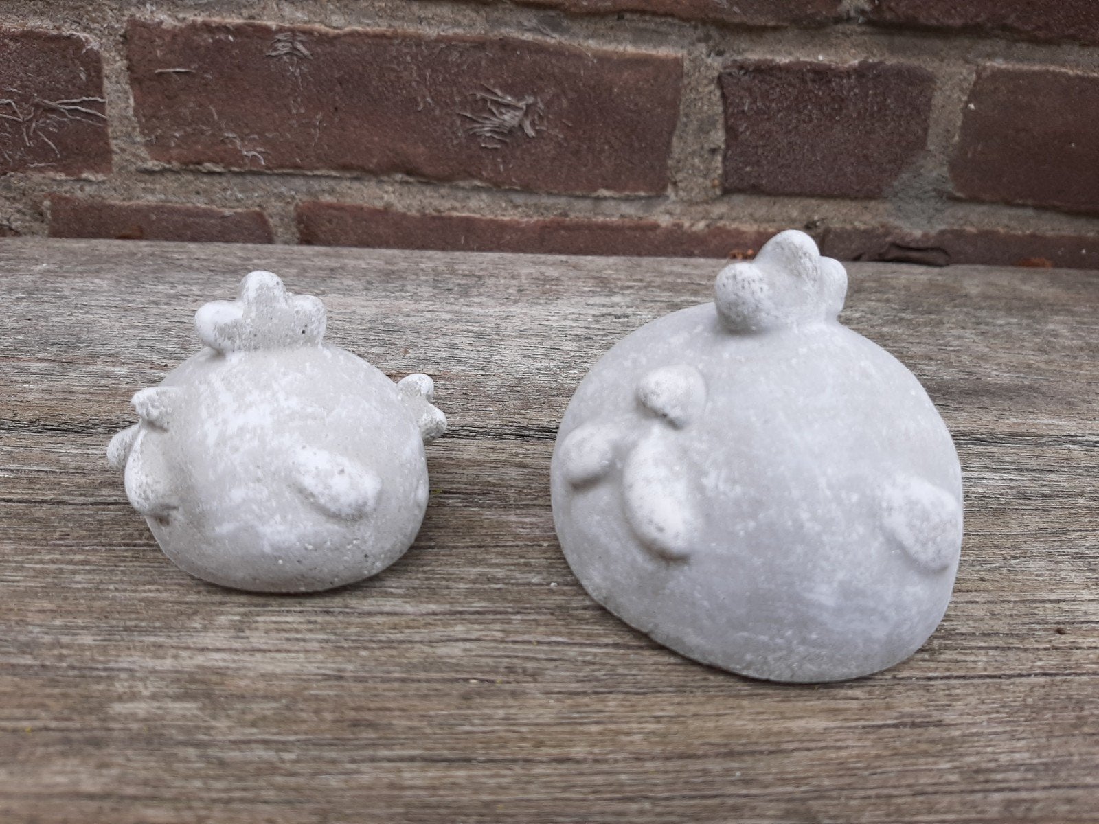 2 Betonnen kipjes kippetjes tuinbeeldjes beeldjes beton kip, Tuin en Terras, Tuinbeelden, Ophalen of Verzenden