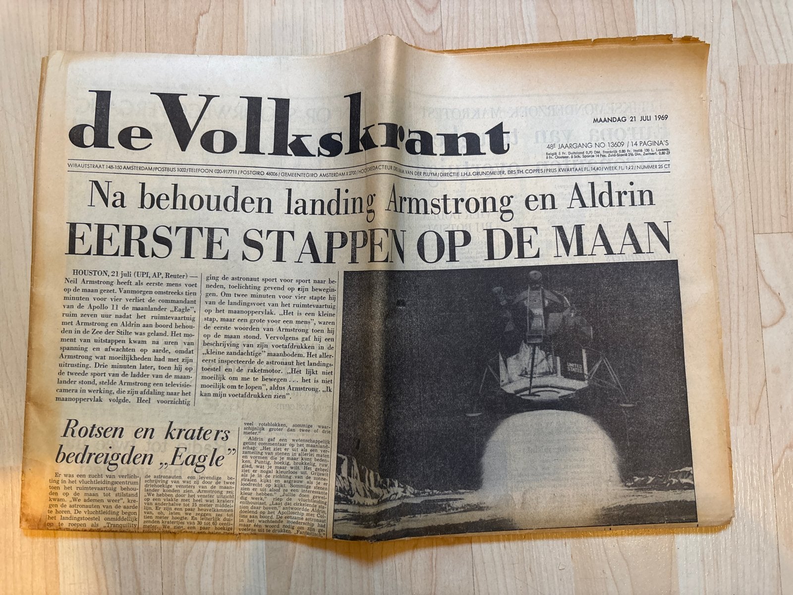 De Volkskrant - Eerste stappen op de maan (21 juli 1969), Ophalen of Verzenden, Gelezen, Krant