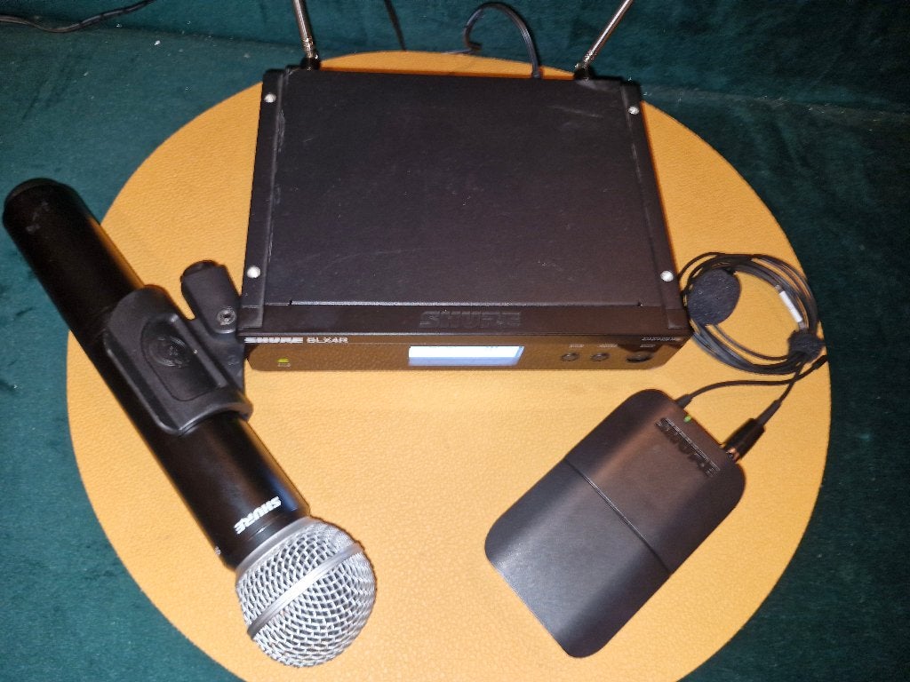 Shure BLX4R met SM58 en beltpack met CVL lavalier, Muziek en Instrumenten, Ophalen of Verzenden, Zo goed als nieuw, Zangmicrofoon