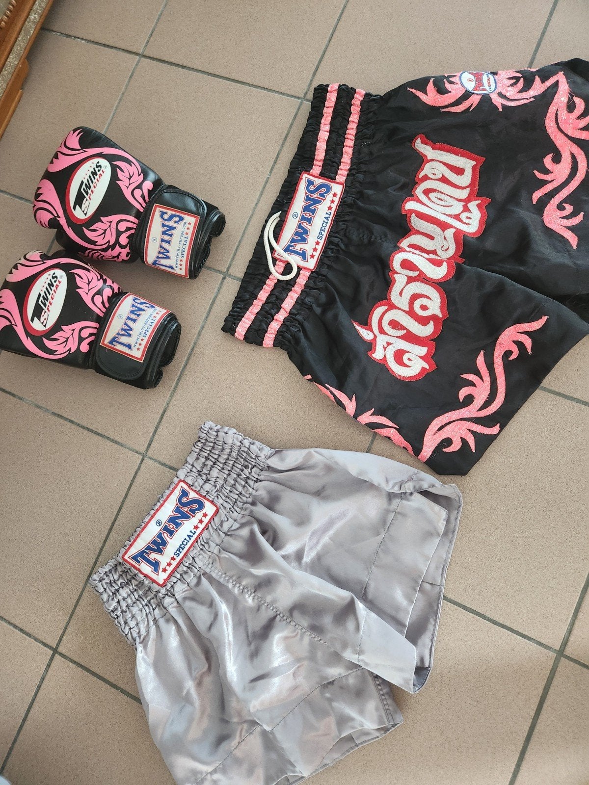Twins kickboksset: handschoenen en 2  thaibox broekjes, Gebruikt, Overige, Vechtsportmateriaal, Ophalen of Verzenden