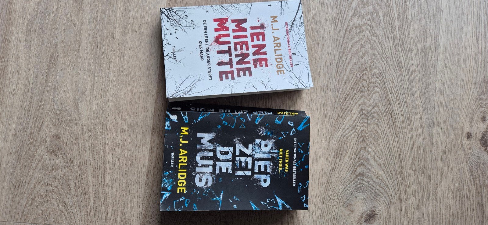 Iene miene mutte Arlidge boek, Boeken, Thrillers, Ophalen of Verzenden, Zo goed als nieuw