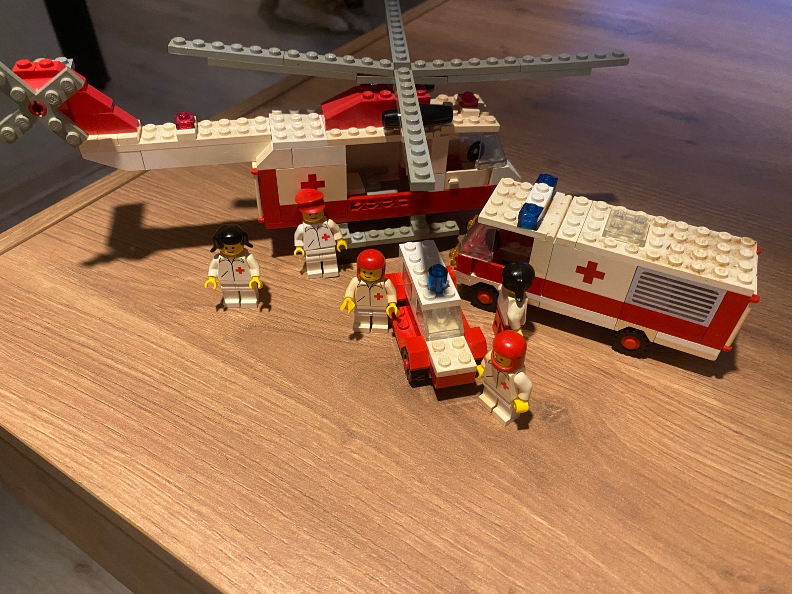 Vintage Lego City Ziekenhuis Helikopter en Ambulance, Inclusief minifiguren, Lego, Ophalen of Verzenden, Complete set