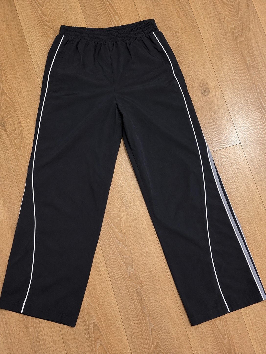 Zwarte sportbroek met witte strepen - Zeer dunne stof, Zwart, Maat 46/48 (XL) of groter, Ophalen of Verzenden, Lang