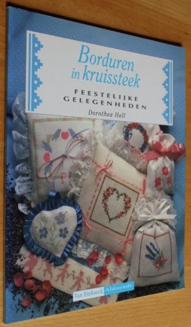 Borduren in kruissteek - Dorothea Hall - 72529, Ophalen of Verzenden, Zo goed als nieuw, Borduren en Naaien