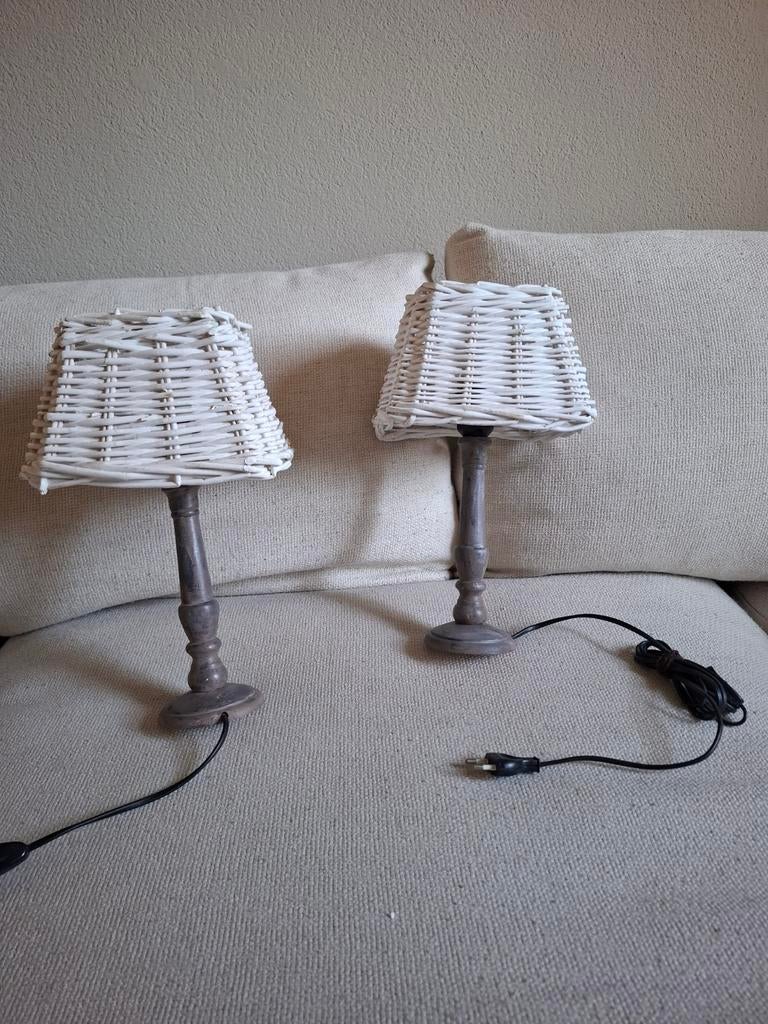 2 lampjes met rieten/ratan kapje en houten poot, Ophalen, Minder dan 50 cm